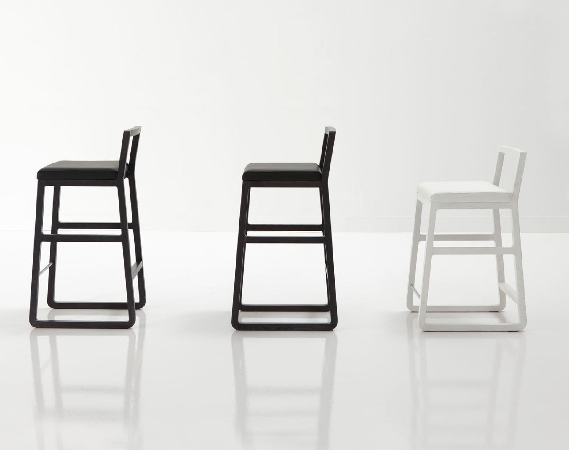 Drei Midori Hocker von Sancal, zwei in Schwarz und einer in Weiß. Moderne Barhocker.