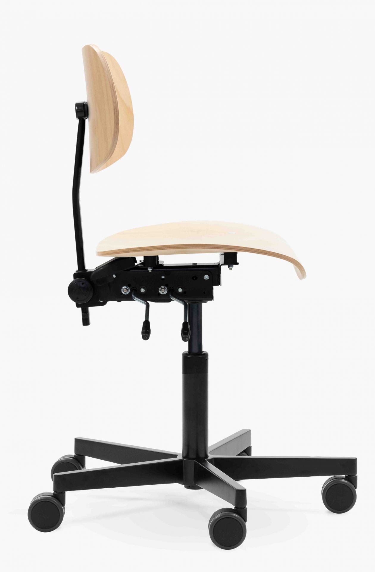 S 197 R20 Drehstuhl von Wilde+Spieth, Seitenansicht. Bürostuhl mit Holzschale und schwarzem Fußkreuz.
