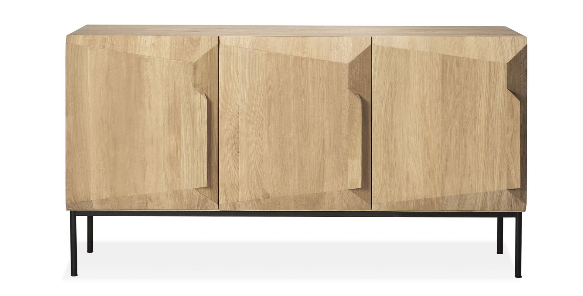 Stairs Anrichte aus Eiche von Ethnicraft mit drei Türen und schwarzem Metallgestell.