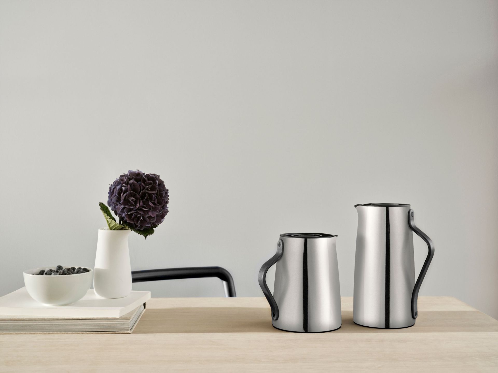 Zwei Emma Kaffeeisolierkannen aus Edelstahl von Stelton, minimalistisches Design mit Holzgriff.