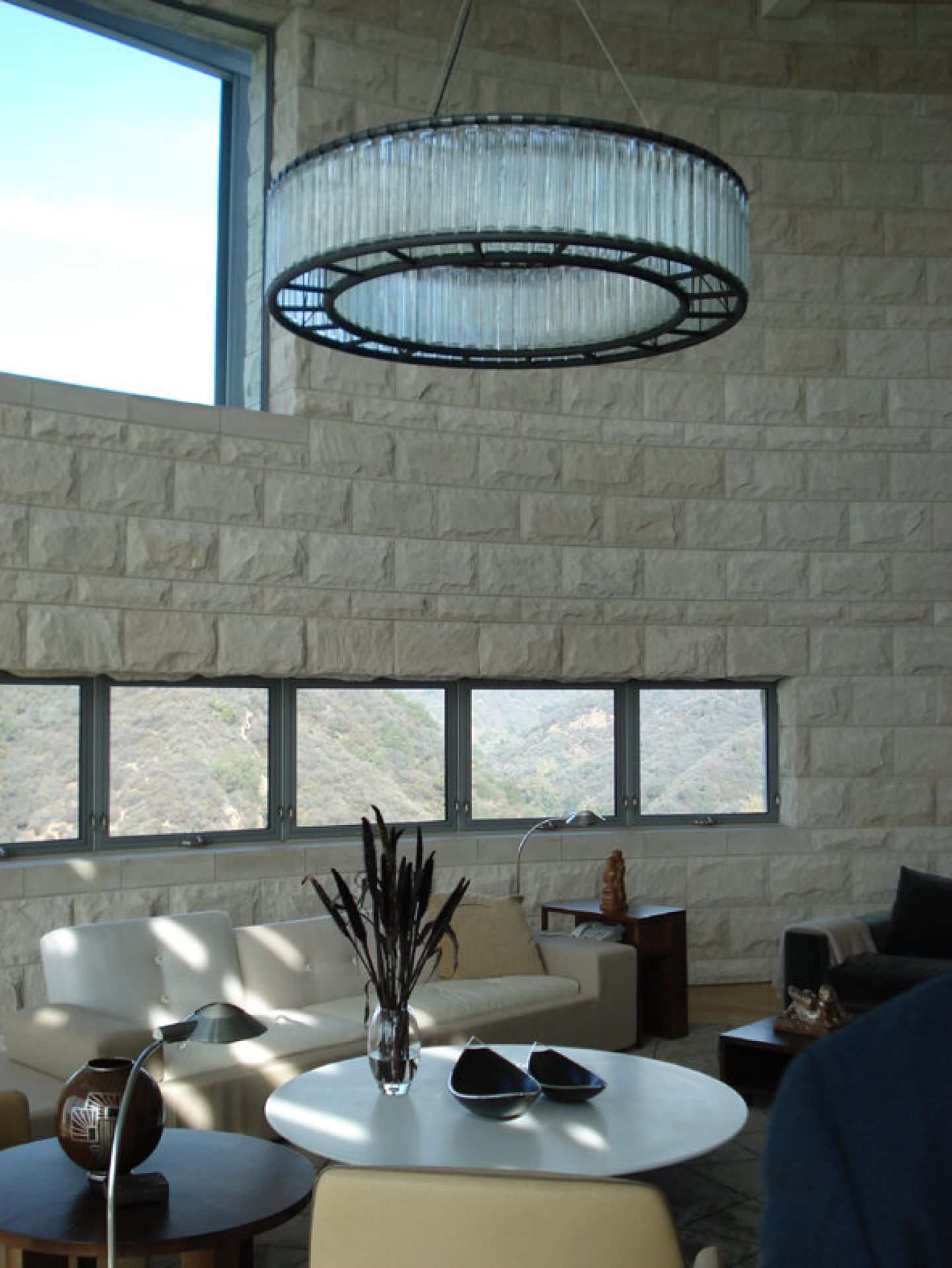 Estadio Deckenleuchte von Santa & Cole: Runde Hängeleuchte mit Glasstäben in modernem Wohnraum.