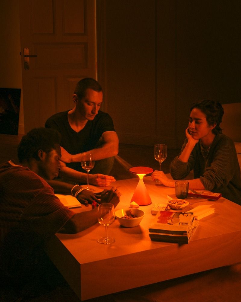 Szene mit Salt Akkuleuchte, die als Tischleuchte in Grau eine gemütliche Atmosphäre schafft.