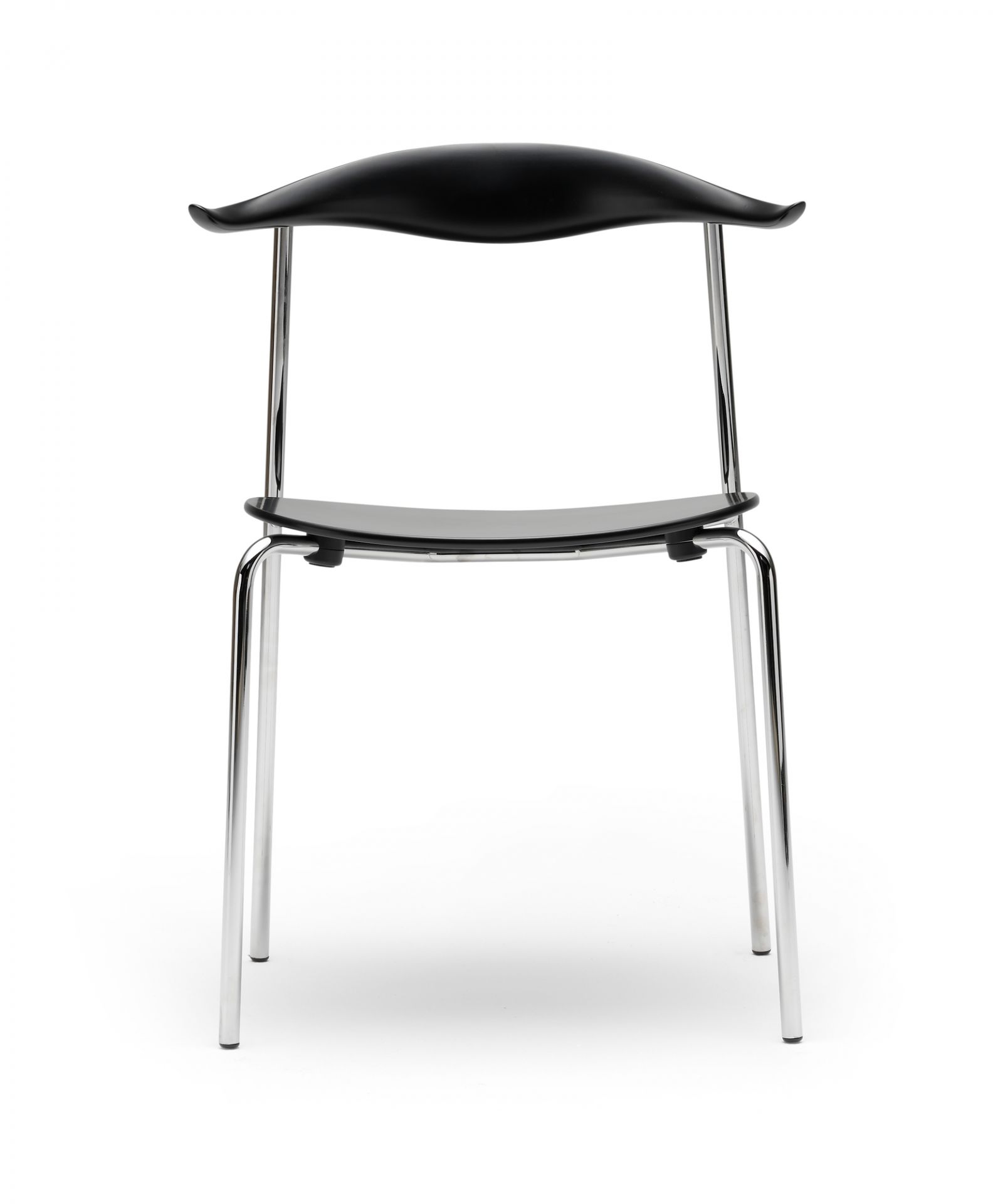 CH88T Stuhl von Carl Hansen & Søn mit schwarzer Sitzfläche und Edelstahlgestell.