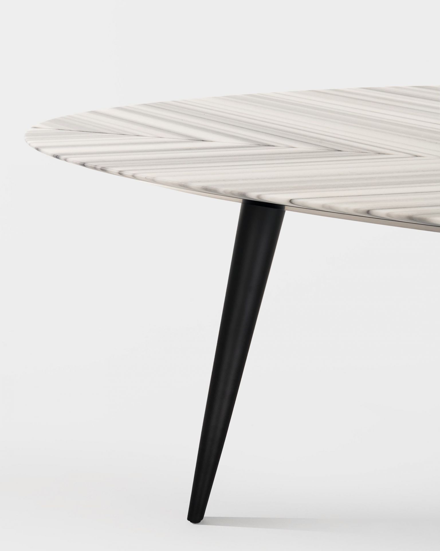 Detailansicht des Zanotta 2318 Tweed Marble Esstischs mit schwarzem Bein und Marmorplatte.