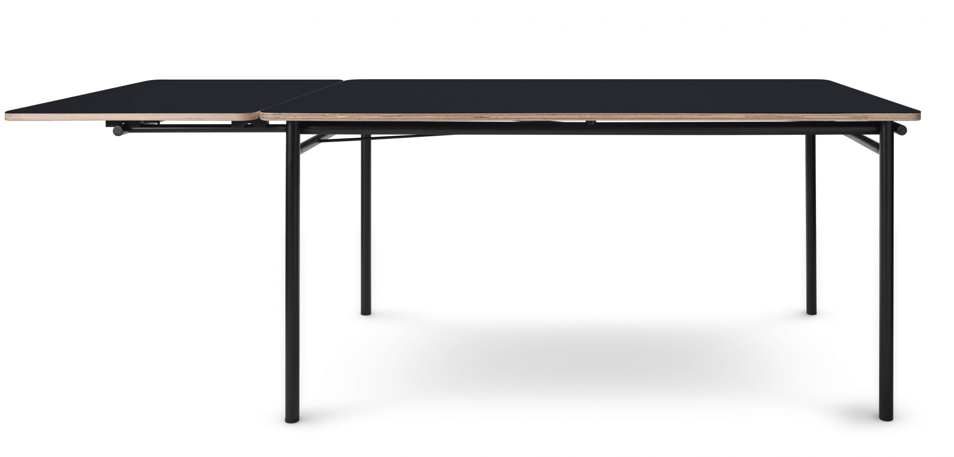 Schwarzer Eva Solo Esstisch, ausziehbar, mit minimalistischem Design und schwarzen Metallbeinen.