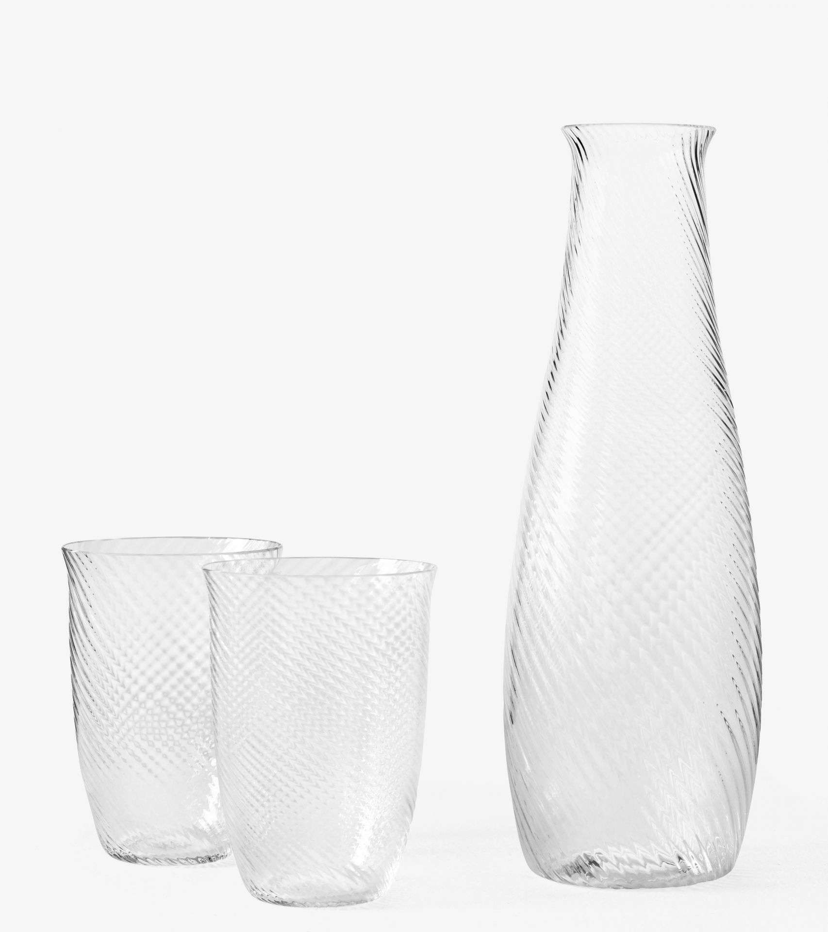 AndTradition Karaffe SC62-SC63: Elegante, hohe Glaskaraffe mit zwei passenden Gläsern, modernes Design.