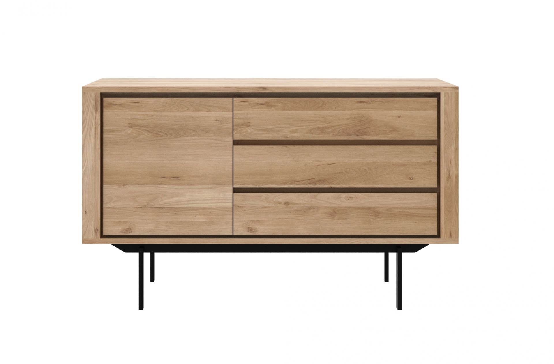 Shadow Anrichte aus Eiche von Ethnicraft mit einer Tür und drei Schubladen auf schwarzen Füßen.