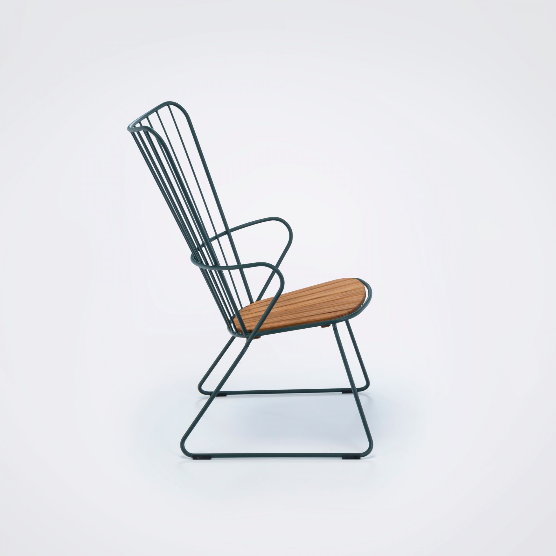 Paon Lounge Chair von Houe für den Außenbereich, Stahl und Teakholz, Seitenansicht.