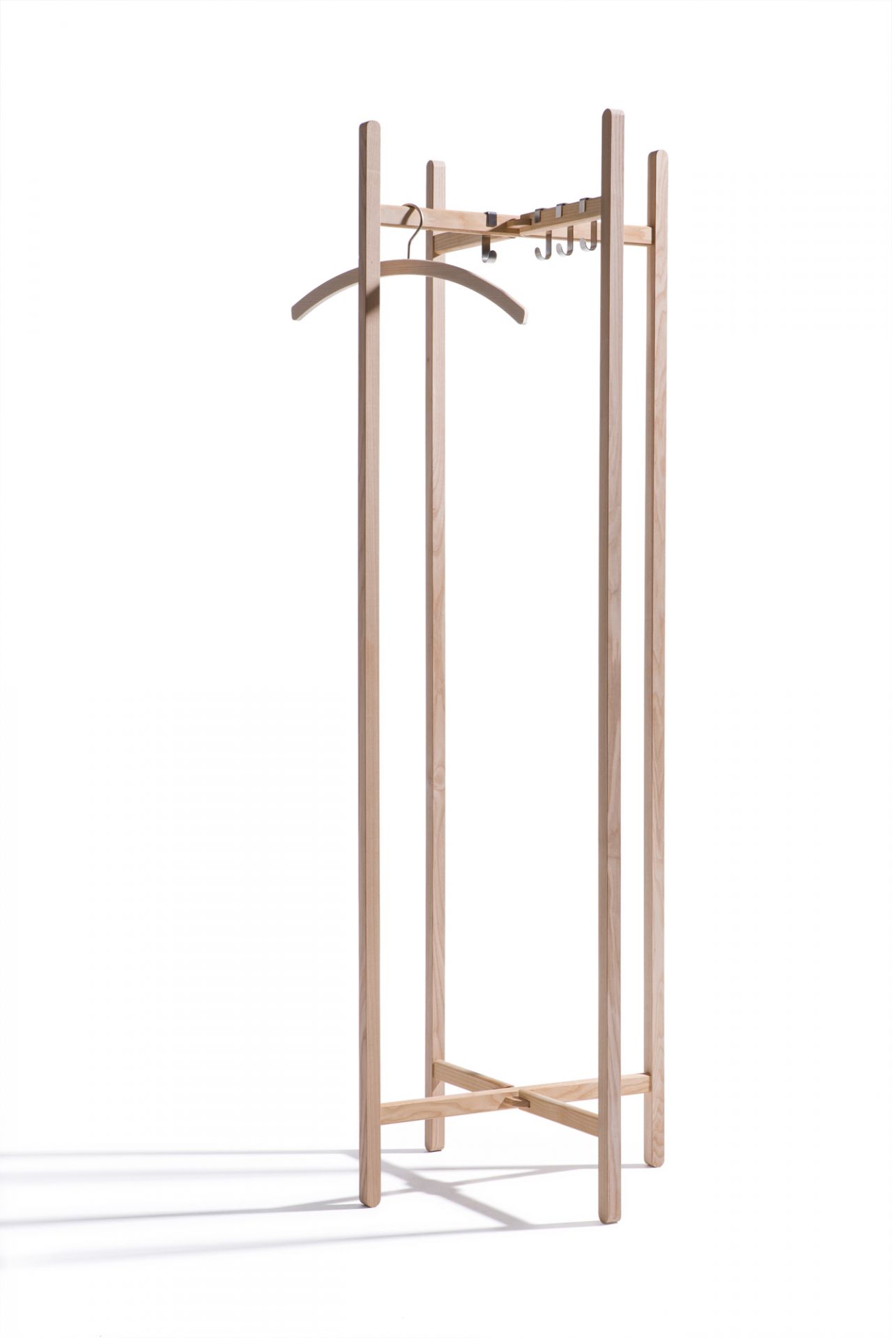 Freistehende Garderobe aus hellem Holz mit Kleiderbügel und Haken (4er-Set).