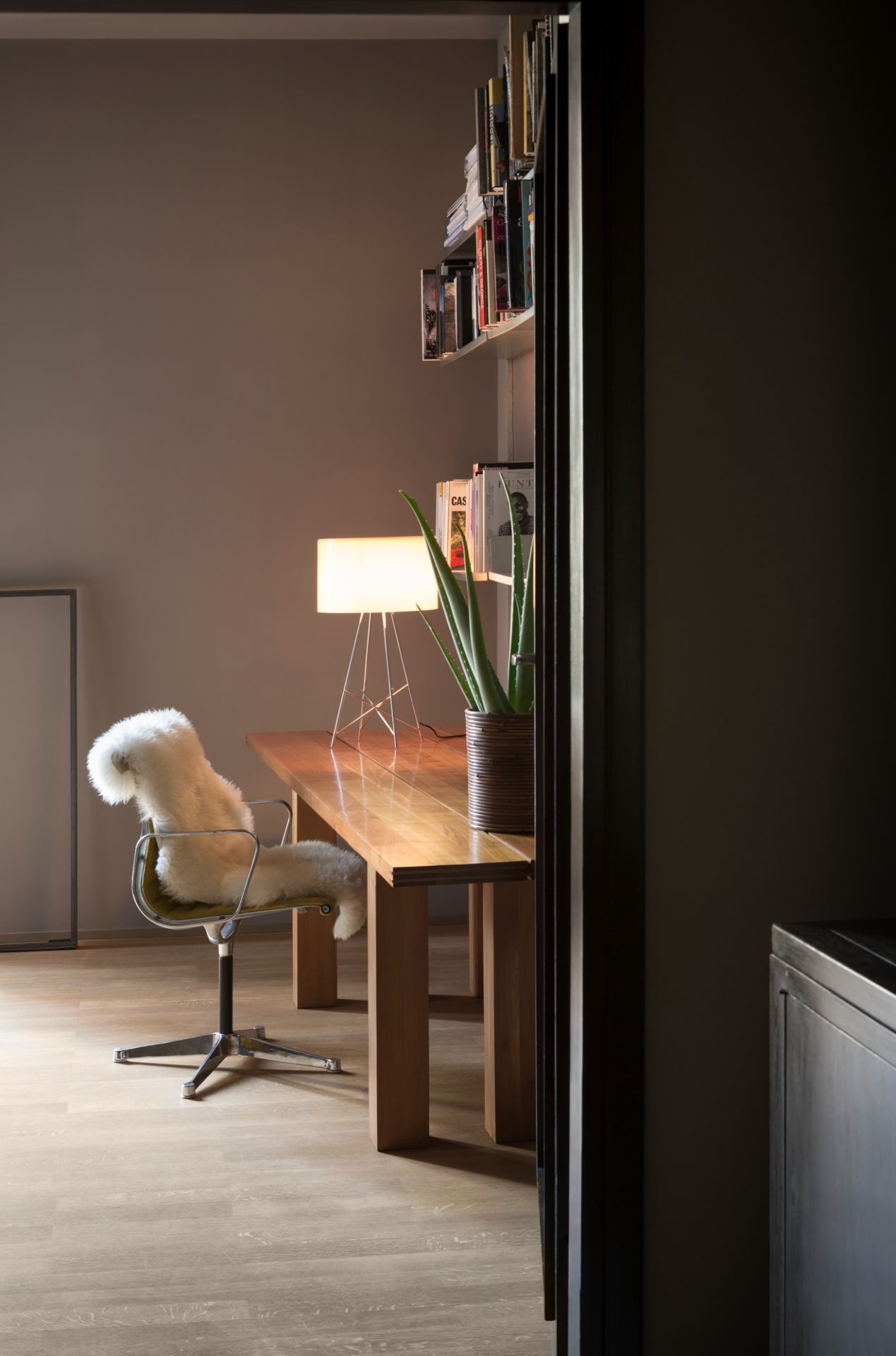 Nahaufnahme der Flos Ray T LED Tischleuchte auf einem Schreibtisch, modernes Design.