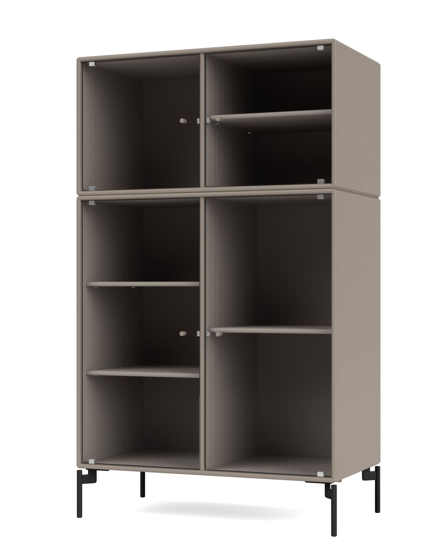 Ripple III Vitrinenschrank in Truffle mit schwarzem Gestell, modernes Design mit Regalen.