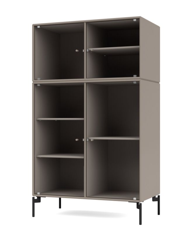 Ripple III Vitrinenschrank in Truffle mit schwarzem Gestell, modernes Design mit Regalen.