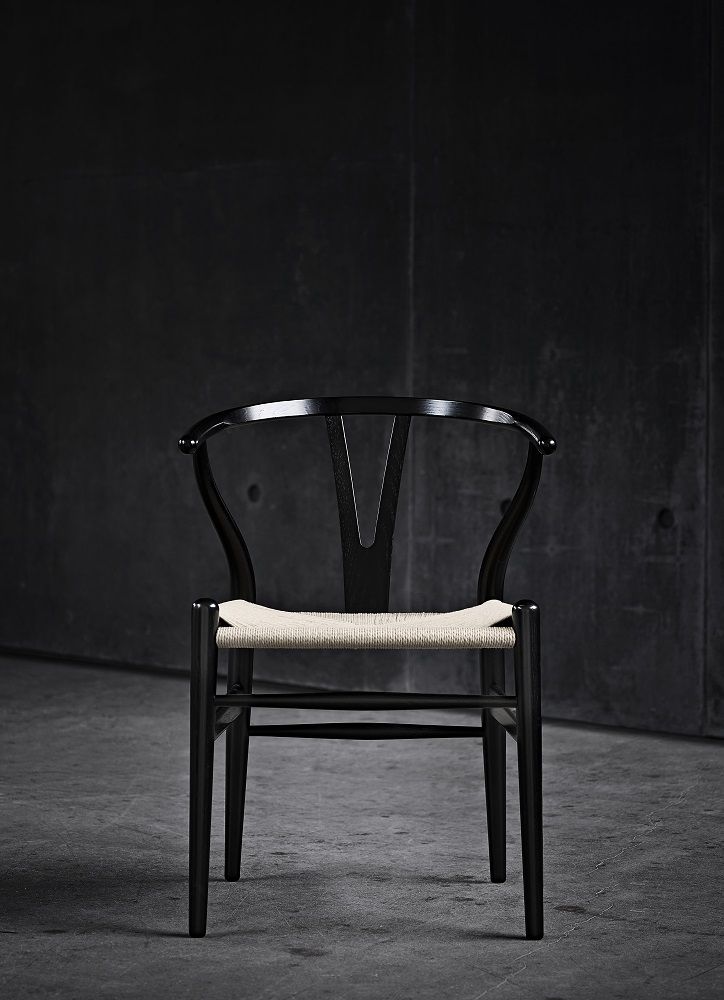 Schwarzer CH24 Wishbone Chair Stuhl mit heller Sitzfläche, Designklassiker von Carl Hansen & Søn.