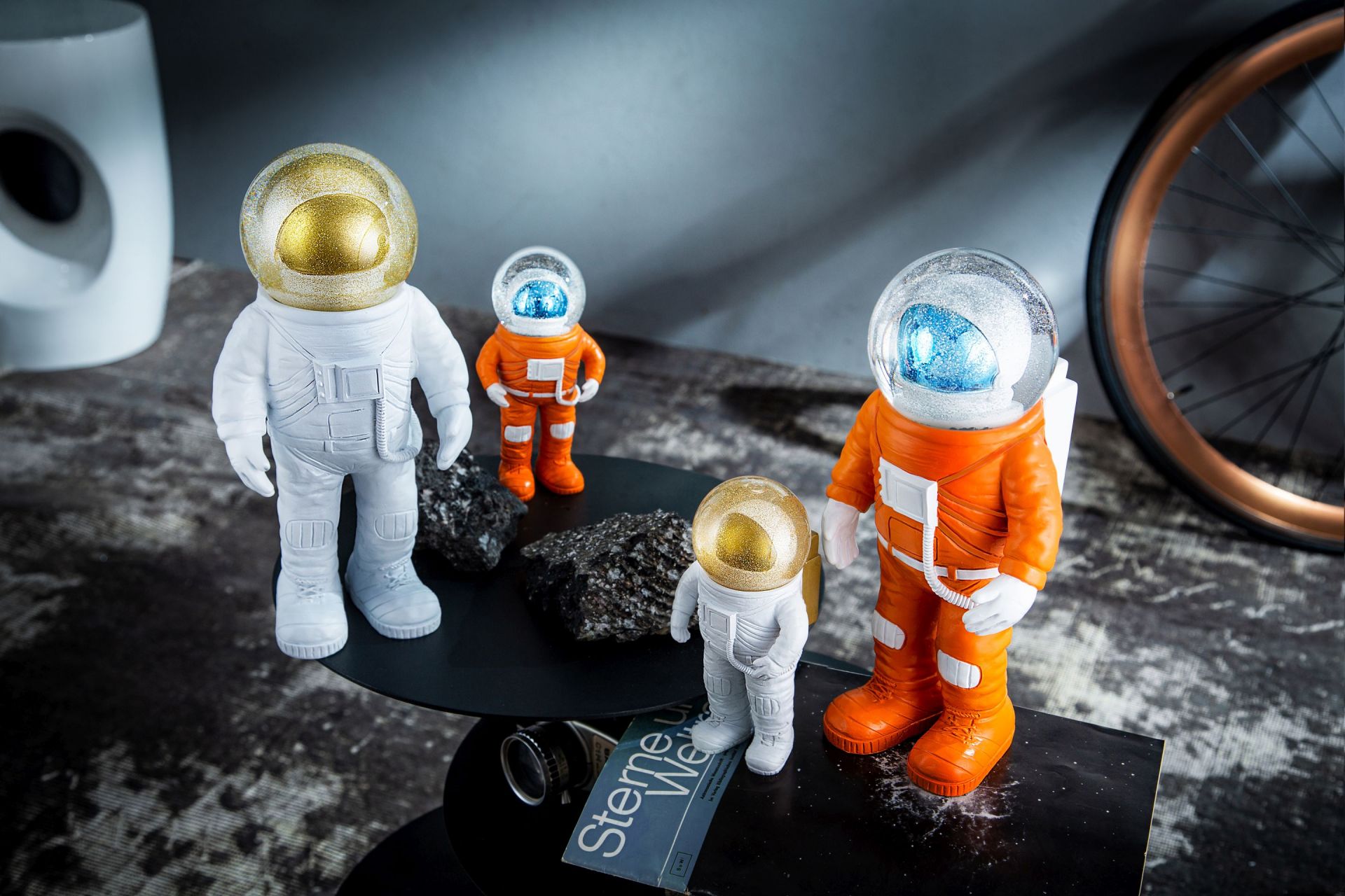 Summerglobes Marstronaut Glitzerkugeln: Astronautenfiguren in Weiß und Orange mit Glitzer im Helm. Dekoartikel für Weltraumfans.