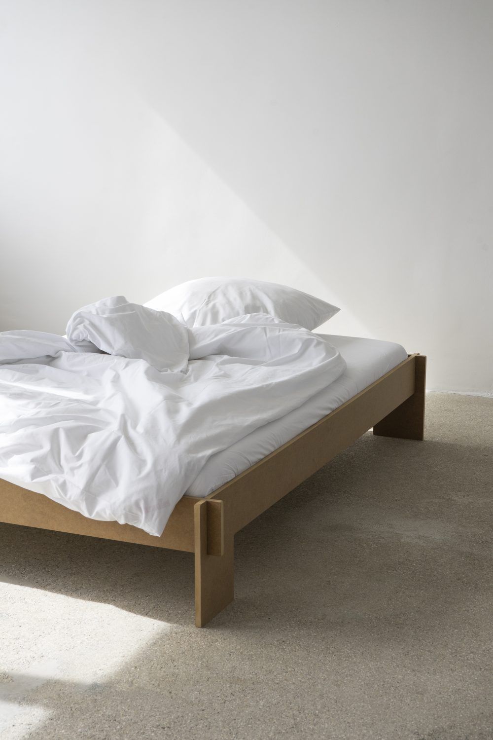 Nils Holger Moormann Siebenschläfer Bett mit weißer Bettwäsche, minimalistisches Design, B 180 x L 200 cm.