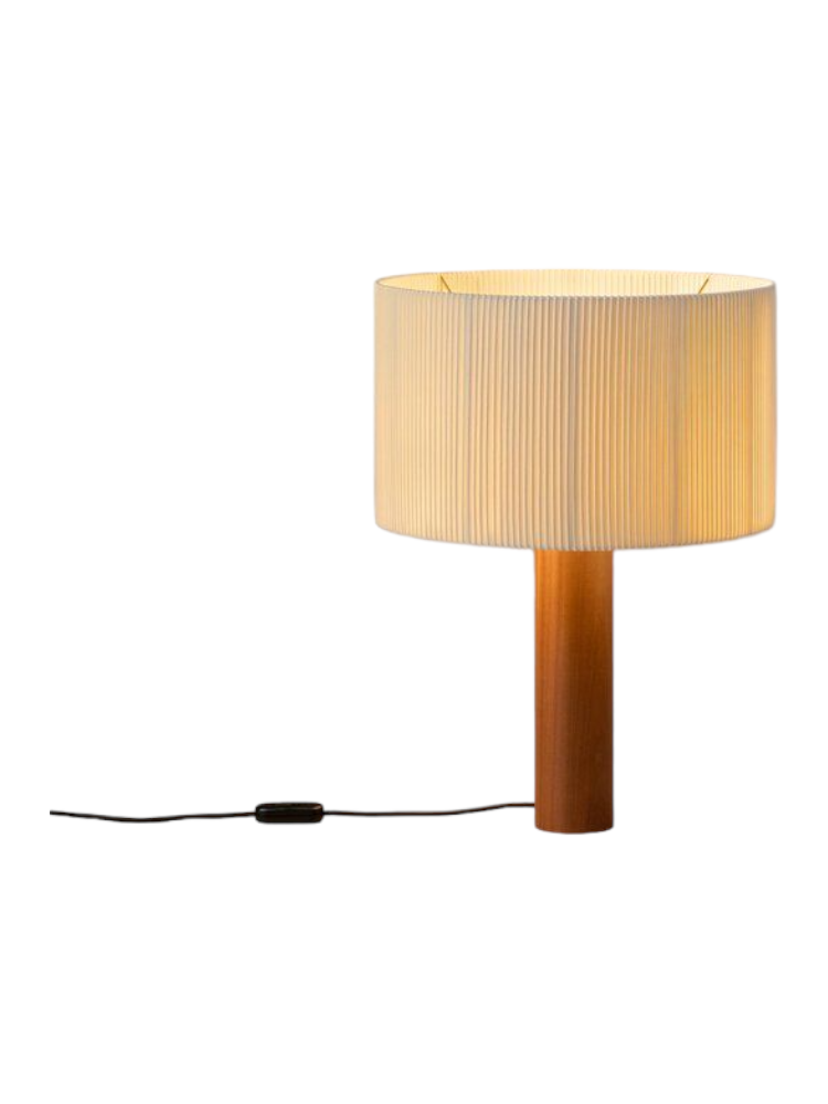 Moragas Leuchte von Santa & Cole: Tischleuchte mit geripptem Schirm und Holzfuß.