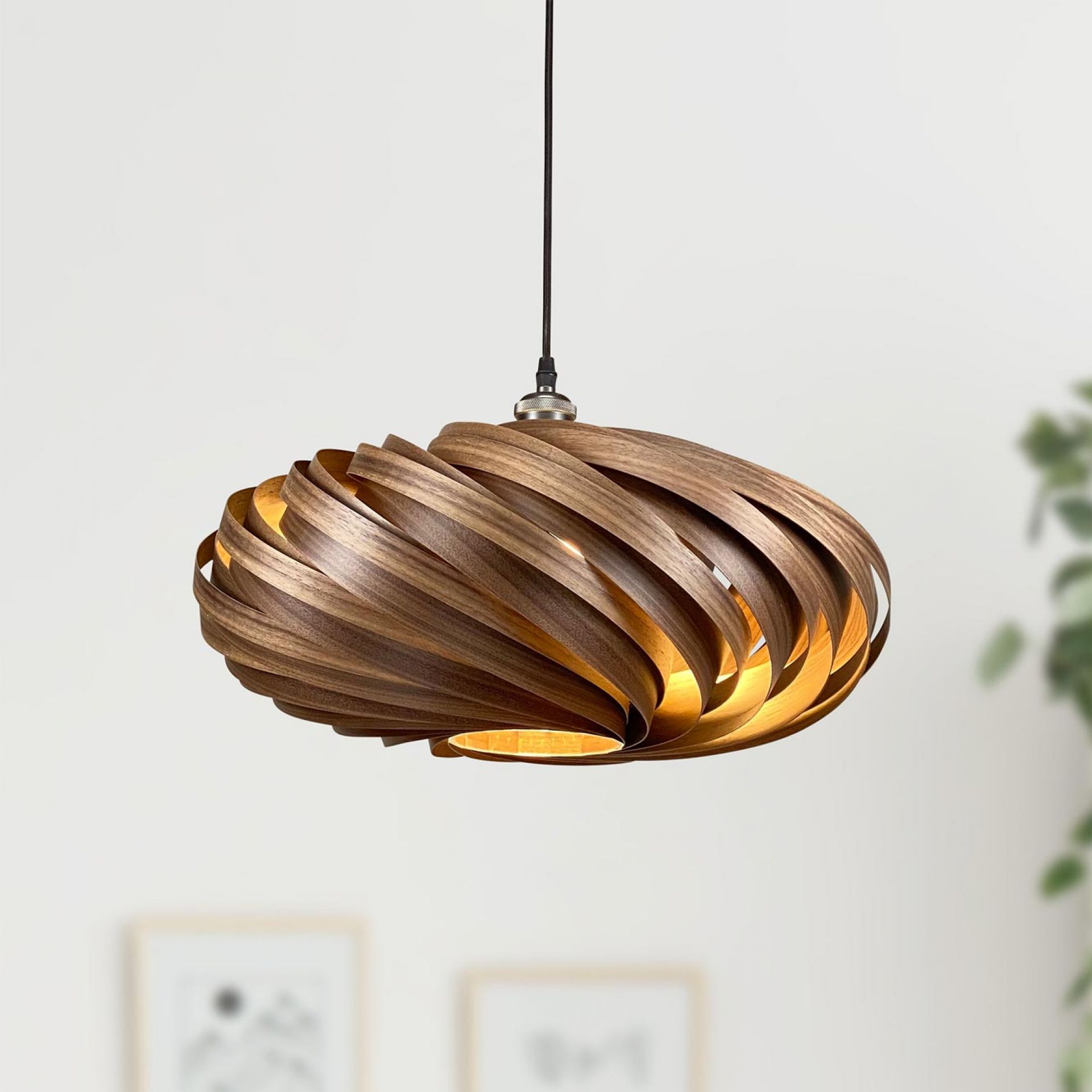 Veneria Hängeleuchte aus Nussbaumholz, moderne Holzlampe mit spiralförmigem Design für stilvolle Innenbeleuchtung.