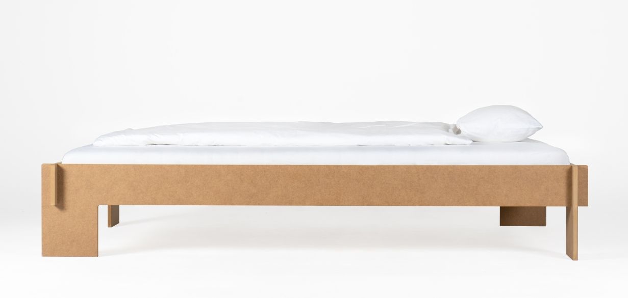 Siebenschläfer Bett von Nils Holger Moormann aus MDF Natur, Bettgestell mit weißer Bettwäsche.