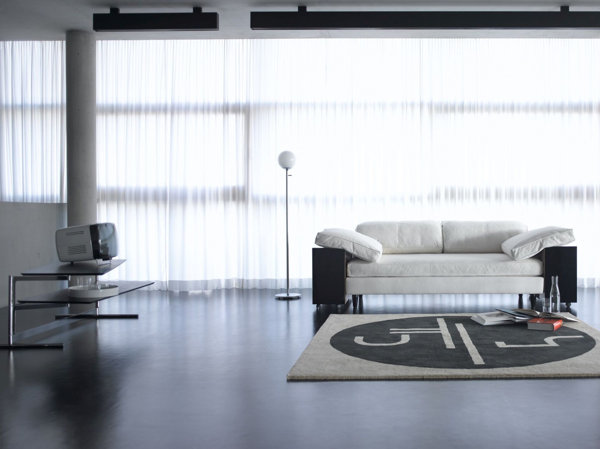 Helles Lota Sofa von Classicon in modernem Wohnzimmer mit Teppich und Designermöbeln.