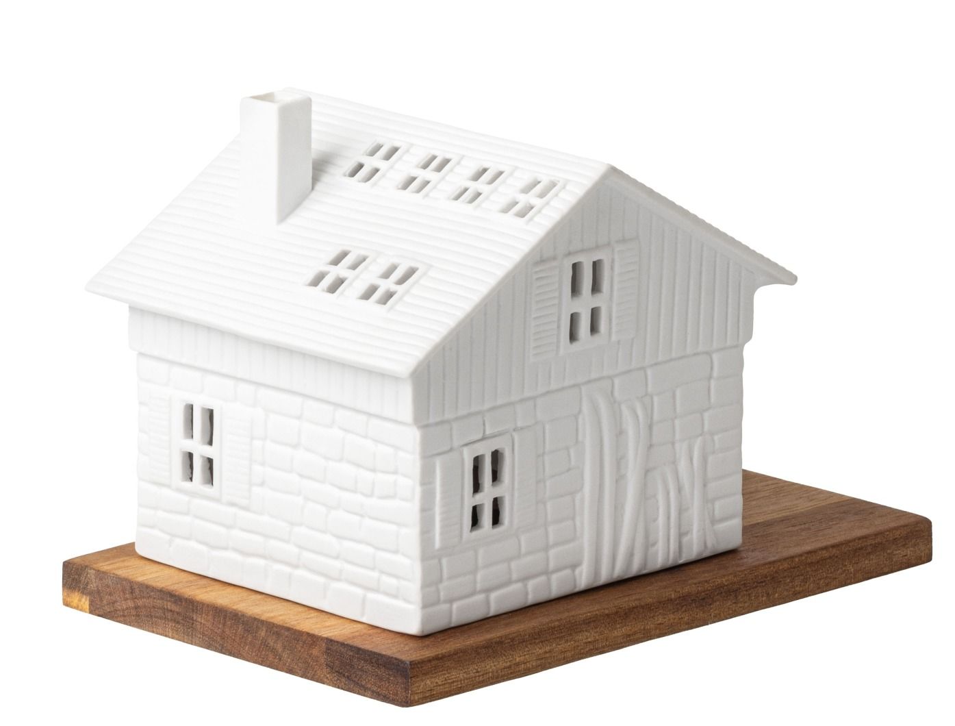 Weißes Lichthaus Skihütte von Räder auf Holzsockel, stimmungsvolle Dekoration für Weihnachten und Winter.