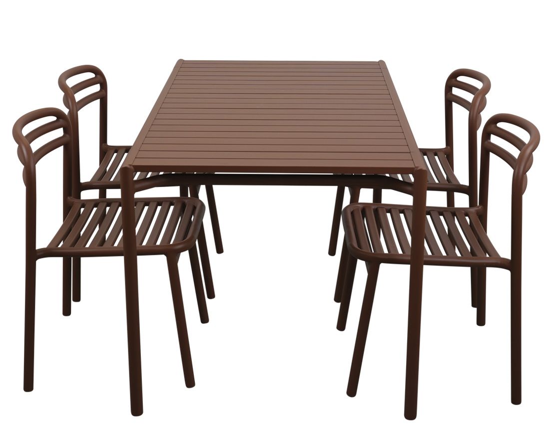 Brauner Bliss Chair Stuhl von Cane-Line mit passendem Outdoor Tisch für Garten und Terrasse.