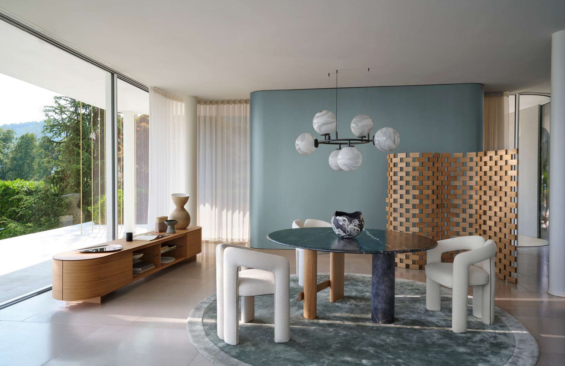 Wohnzimmer mit Cassina 537 Paravent Ambassade Raumteiler aus Amerikanischem Nussbaum.