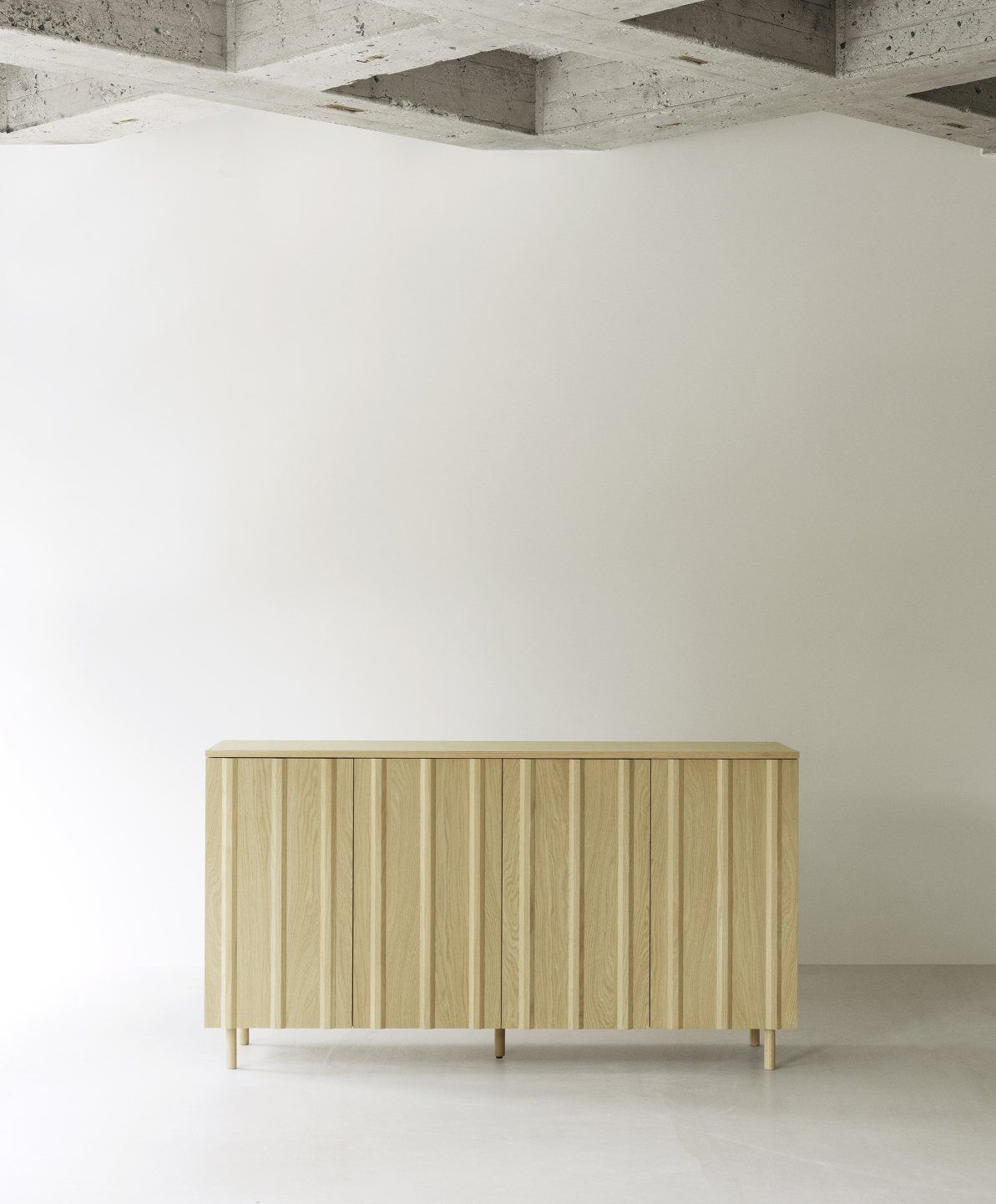 Helles Rib Sideboard von Normann Copenhagen aus Holz, gerippte Front, minimalistisches Design.