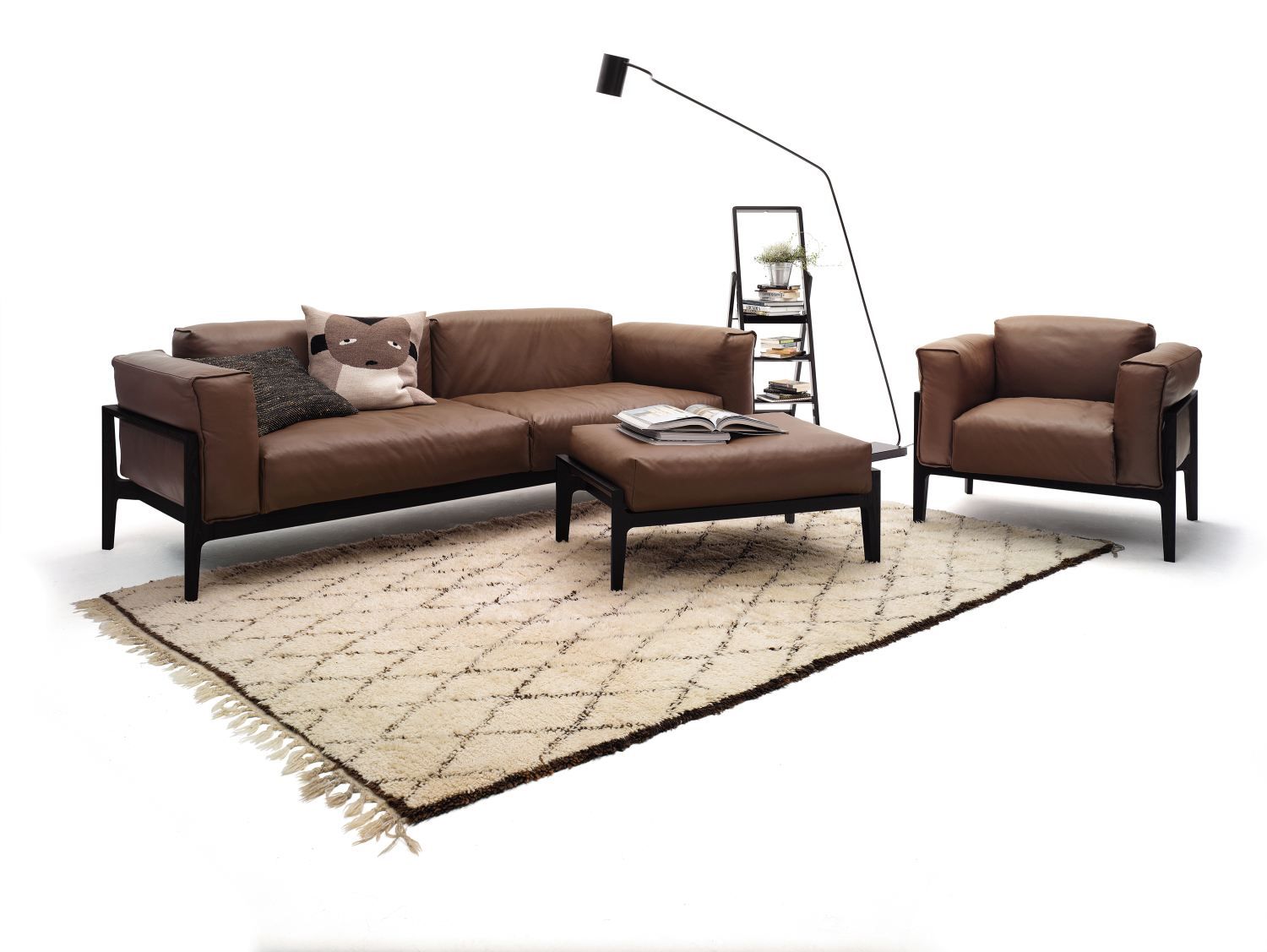 Braunes Ledersofa mit Sessel und Hocker, Cor Sofa, modernes Wohnzimmer Design mit Teppich.