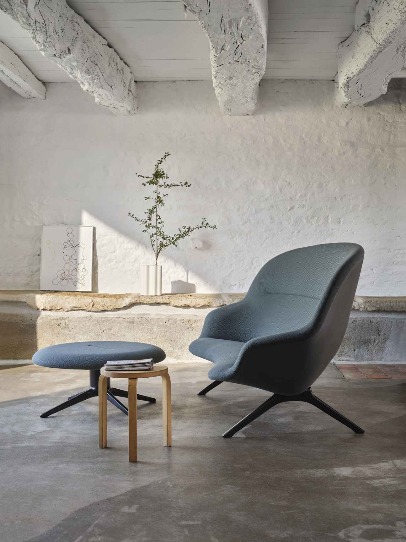 Abalon Platform Ottoman von Vitra: Grauer Hocker mit schwarzem Fuß, passend zum Sessel.