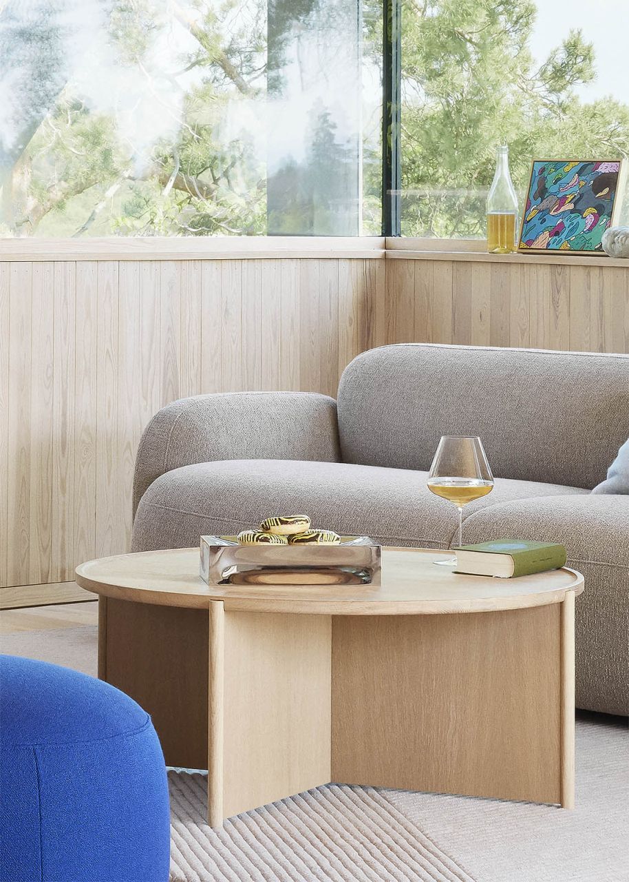 Cling Kaffeetisch von Northern, runder Tisch aus Eiche geräuchert im Wohnzimmer, modernes Design.