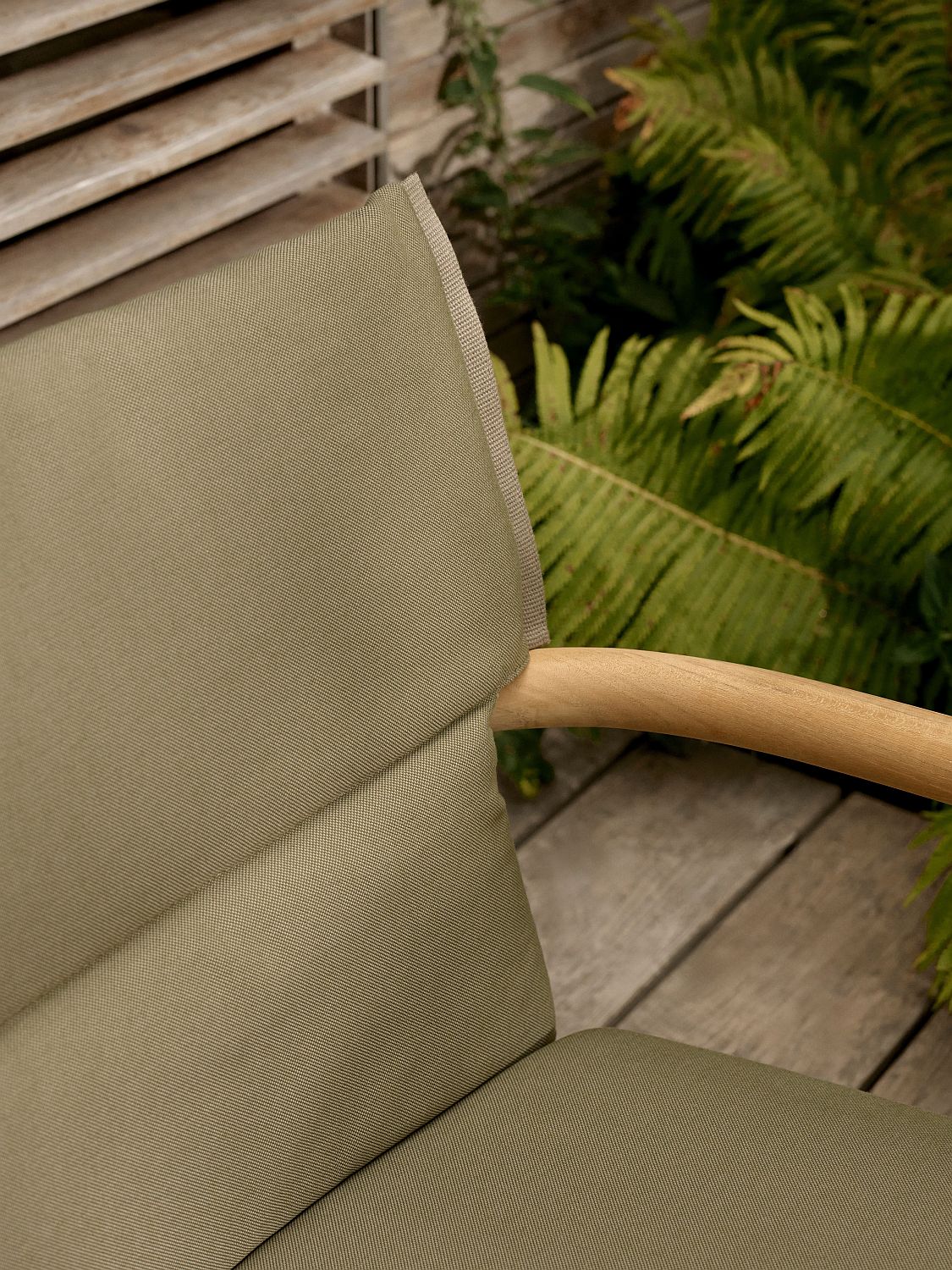 Embrace Outdoor Lounge Chair Stuhl mit Kissen Carl Hansen & Søn