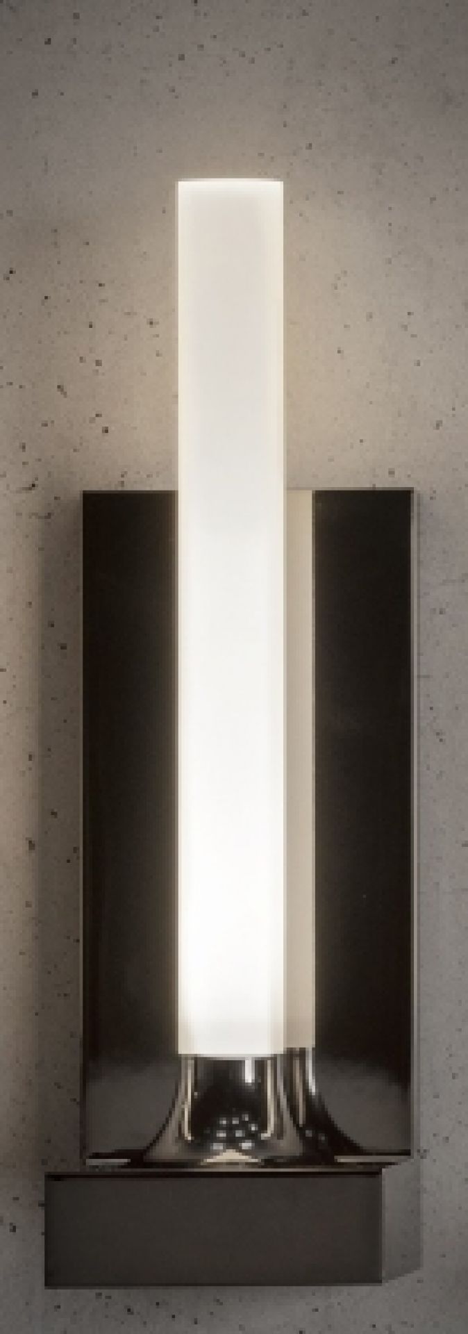 Goodnight Wandleuchte von Kartell in Titan poliert, moderne Wandlampe für Schlafzimmer und Wohnzimmer.