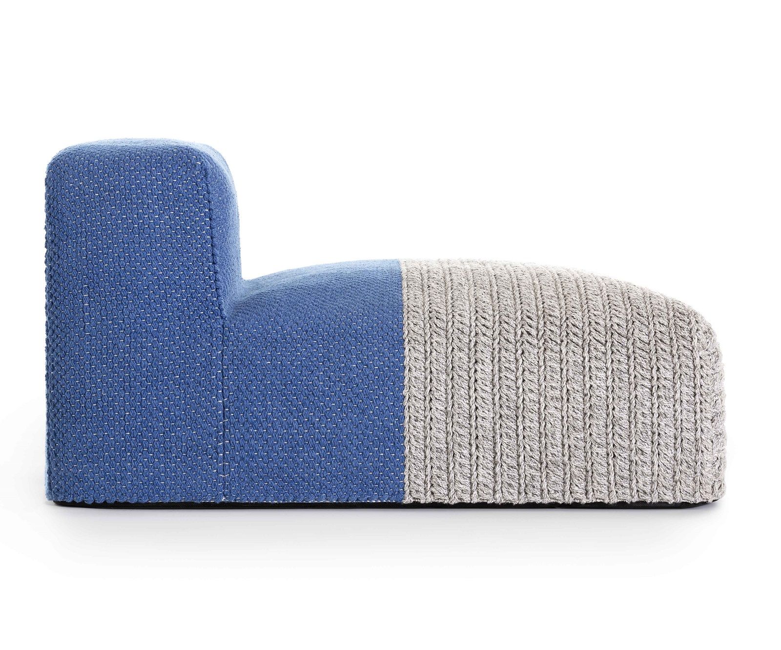 Mangas Outdoor Modules Sessel von Gan, Seitenansicht. Blauer und grauer Strick-Outdoor-Sessel für Garten und Terrasse.