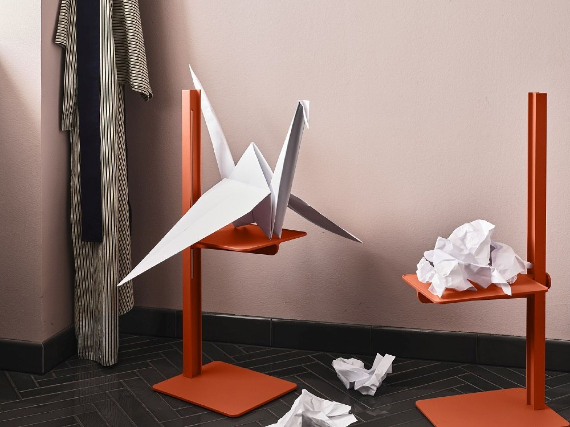 Oranger Museum Sidetable Beistelltisch von String Furniture mit Papierobjekten als Dekoration. Moderner, höhenverstellbarer Tisch.