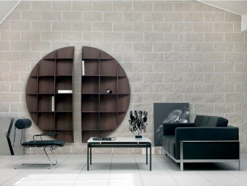 Continental Bücherregal: Sphärisches Design aus Nussbaumholz für ein industrielles Wohnambiente.