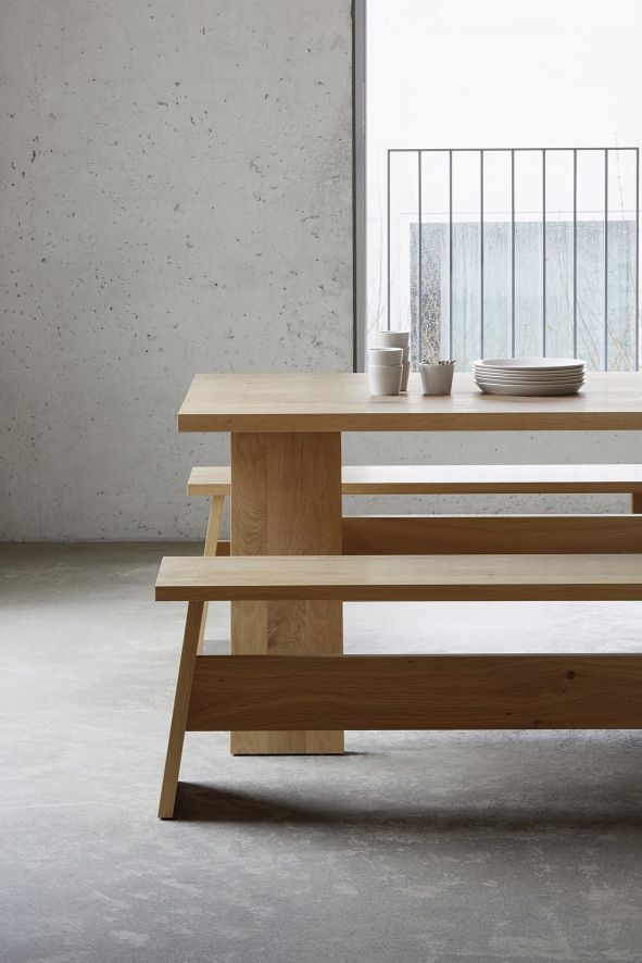 DC01 Fayland Tisch von e15 aus geölter Eiche mit passender Bank und Geschirr.