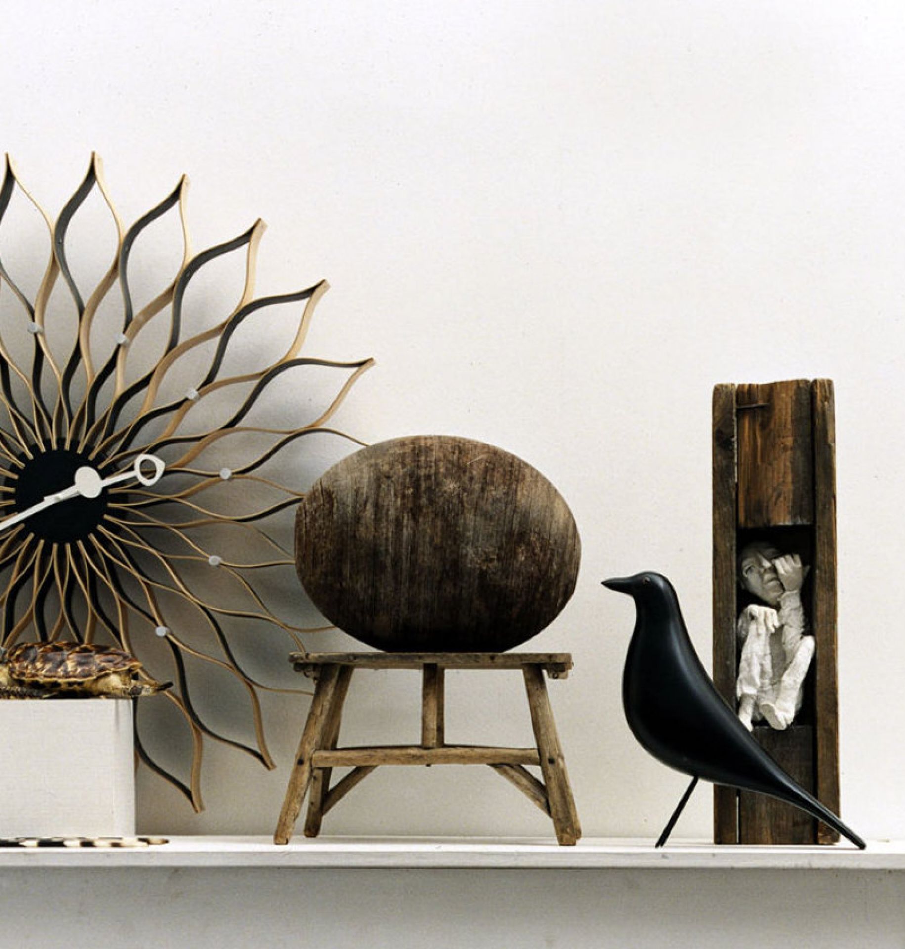 Schwarze Eames House Bird Skulptur von Vitra als Deko-Objekt auf einem Regal. Designklassiker.