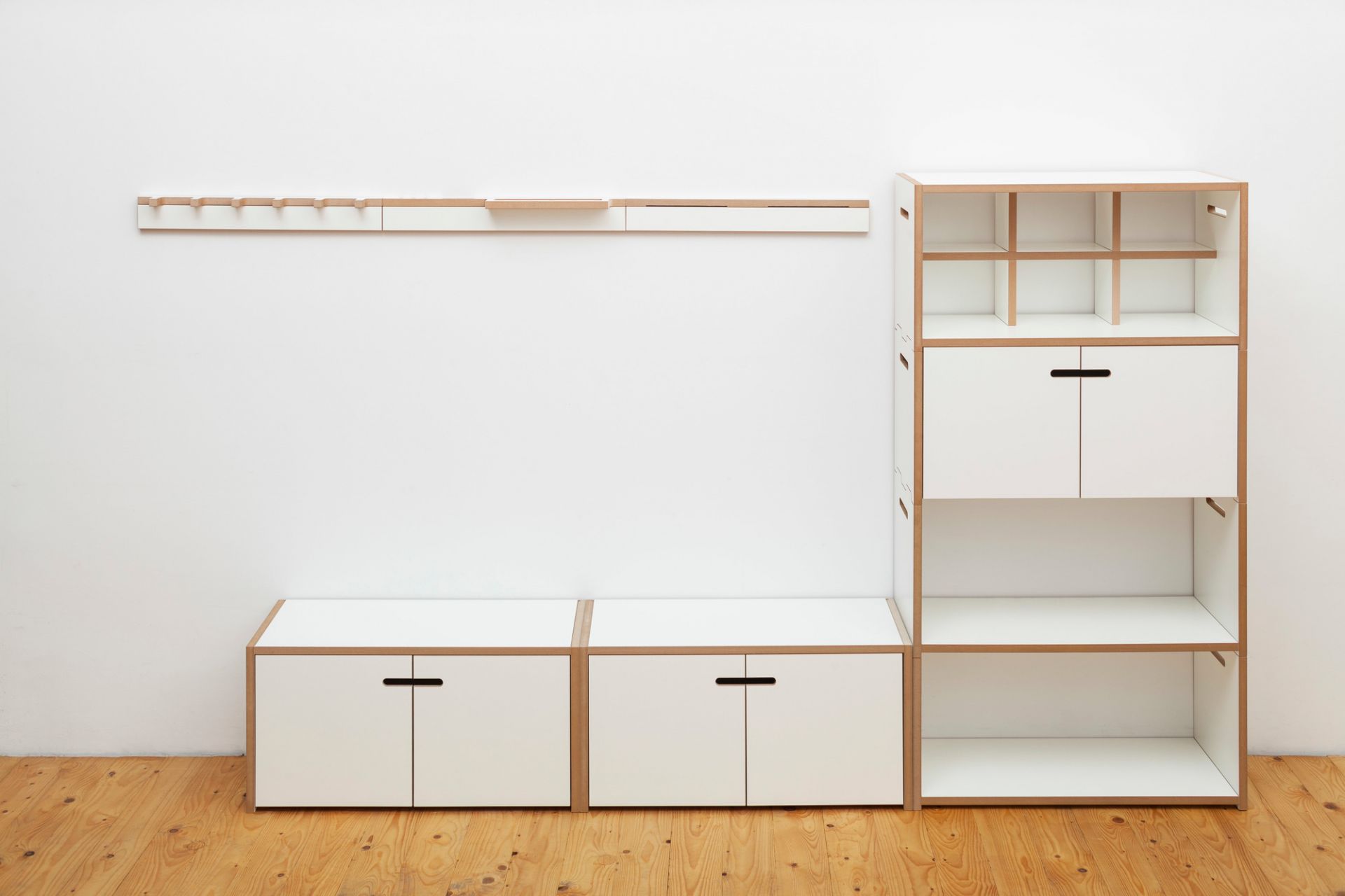 Grad Ablage von Tojo: Modulares Regalsystem mit weißen Schränken, offenen Fächern und Hängeleiste.
