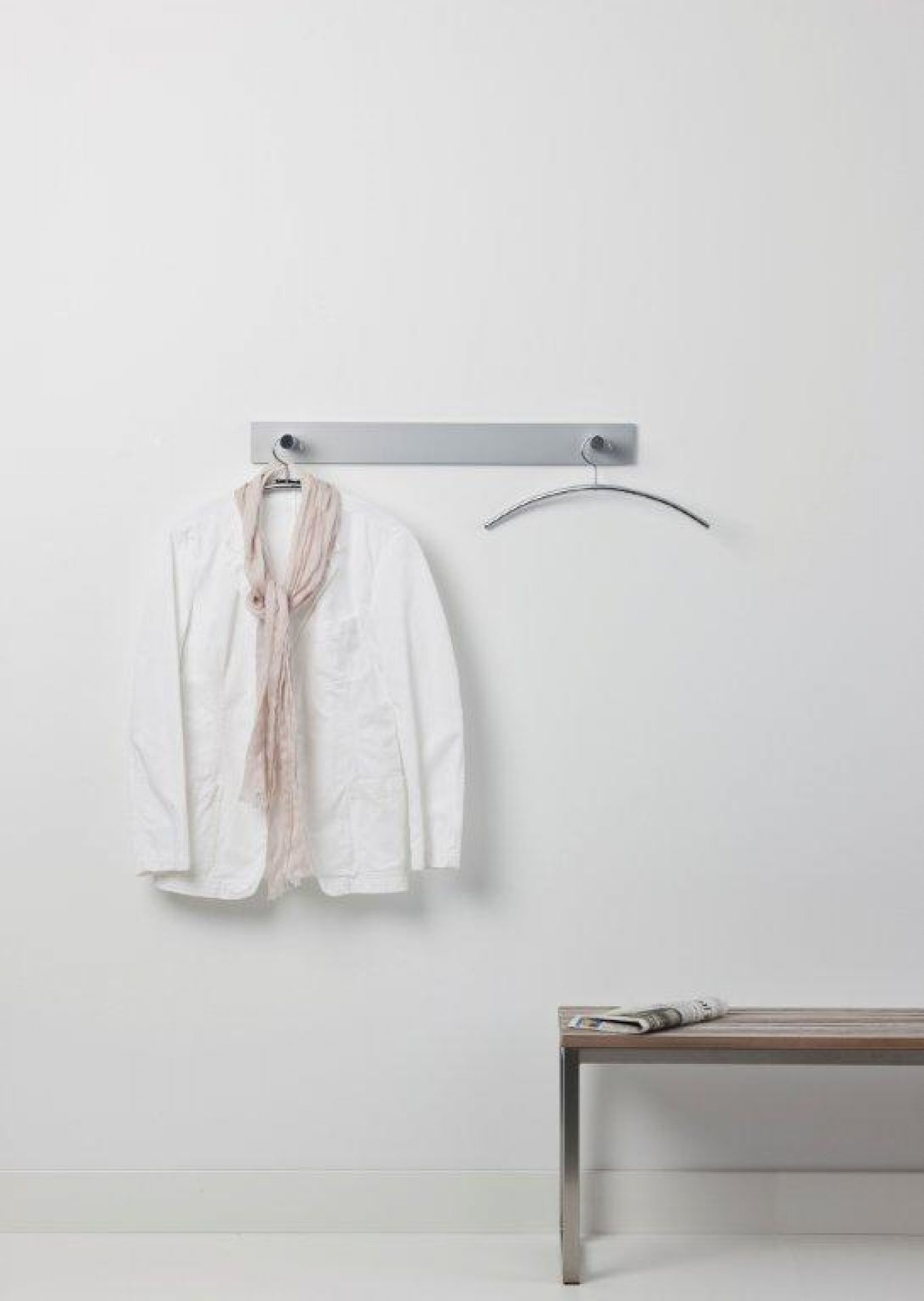 Hangon Double Wandgarderobe: Graue Wandgarderobe mit Jacke und Schal an Kleiderbügeln. Moderne Garderobenlösung für Flur.