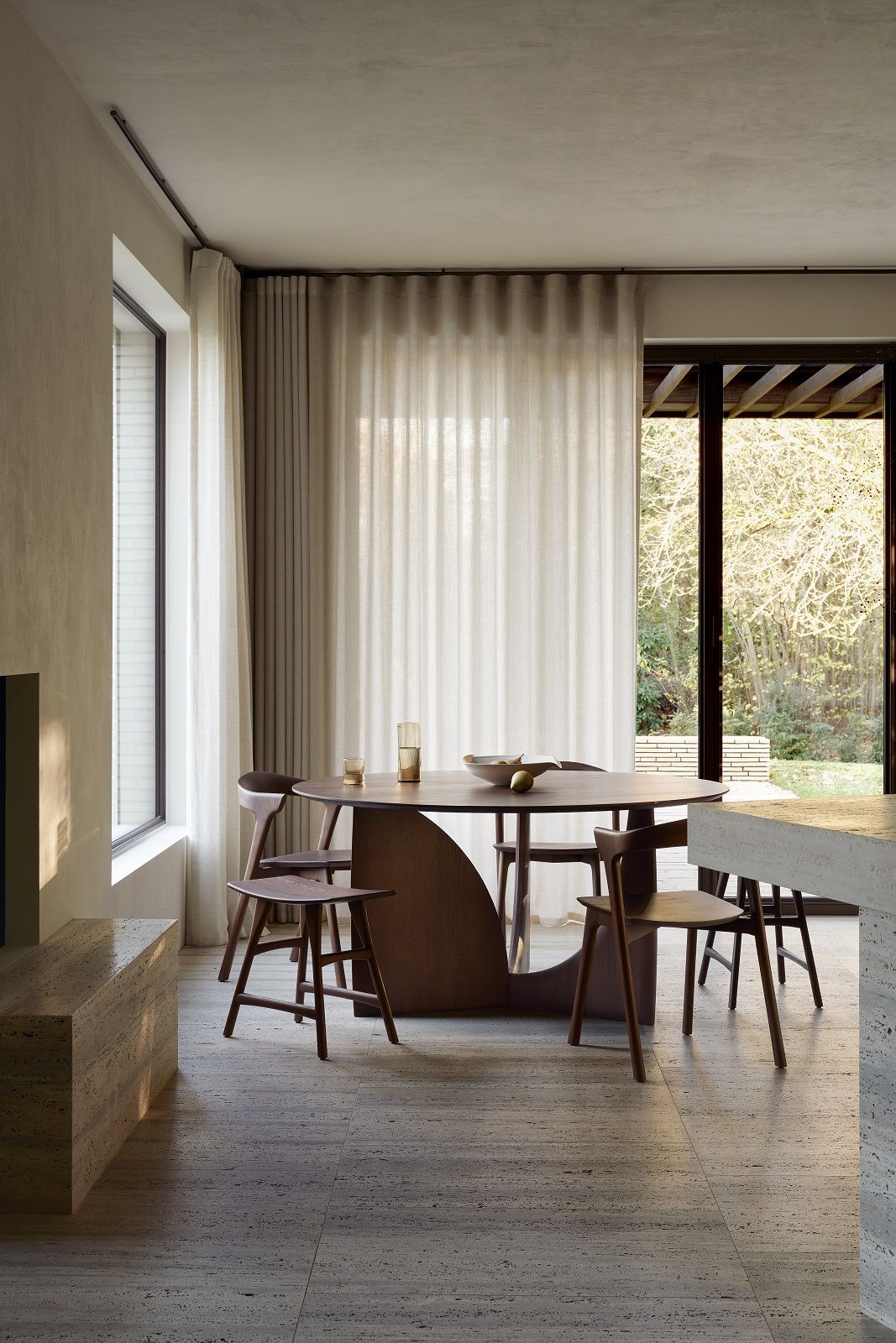 Ethnicraft Geometric Teak Tisch, runder Esstisch aus Massivholz mit modernem Design und Stühlen.