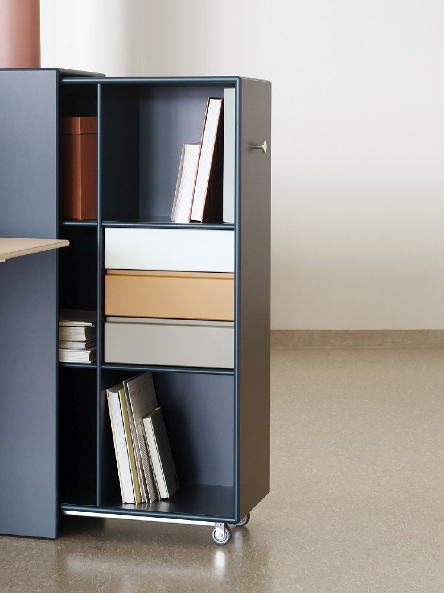 Montana Cargo Modul 80: Blaues Schrank-System mit Schubladen und offenen Fächern auf Rollen.