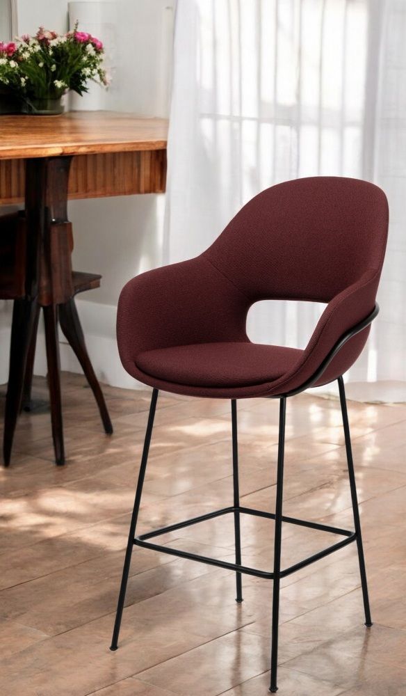 Theia Barhocker von Freifrau Manufaktur in Bordeauxrot mit Armlehne und schwarzem Metallgestell.