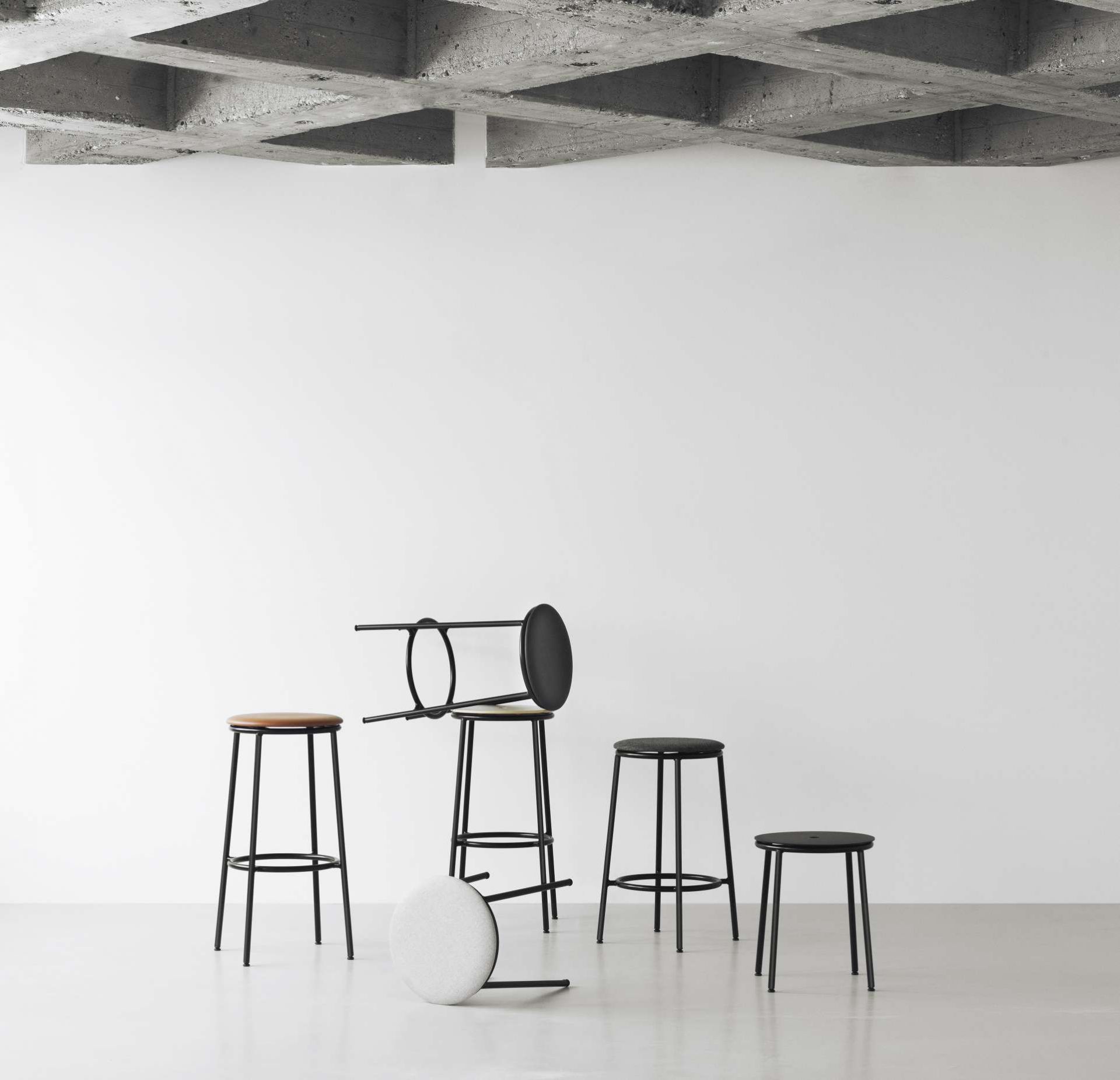 Circa Barstool von Normann Copenhagen: Mehrere Barhocker mit unterschiedlichen Sitzflächen in minimalistischem Design.