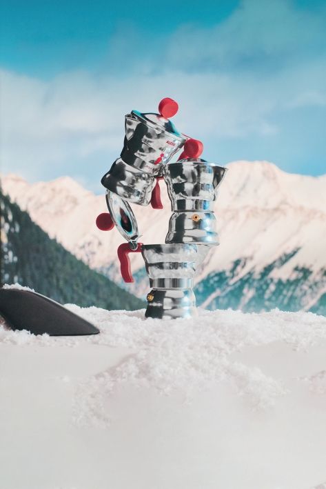 Alessi Moka Espressokocher LIMITED EDITION aus Aluminium, gestapelt vor verschneiter Bergkulisse. Italienische Kaffeekultur für Zuhause.