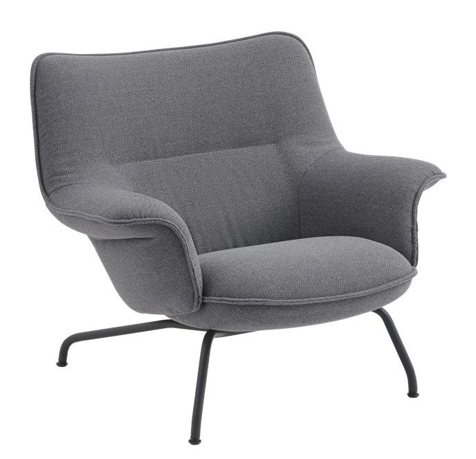 Grauer Doze Lounge Sessel von Muuto mit niedrigem Design und schwarzen Beinen.