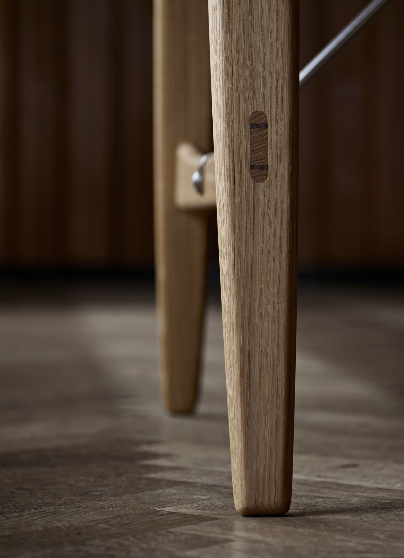 Detailaufnahme: Geölter Tischfuß des Hunting Table von Carl Hansen & Søn. Eichenholz und Zapfenverbindung.