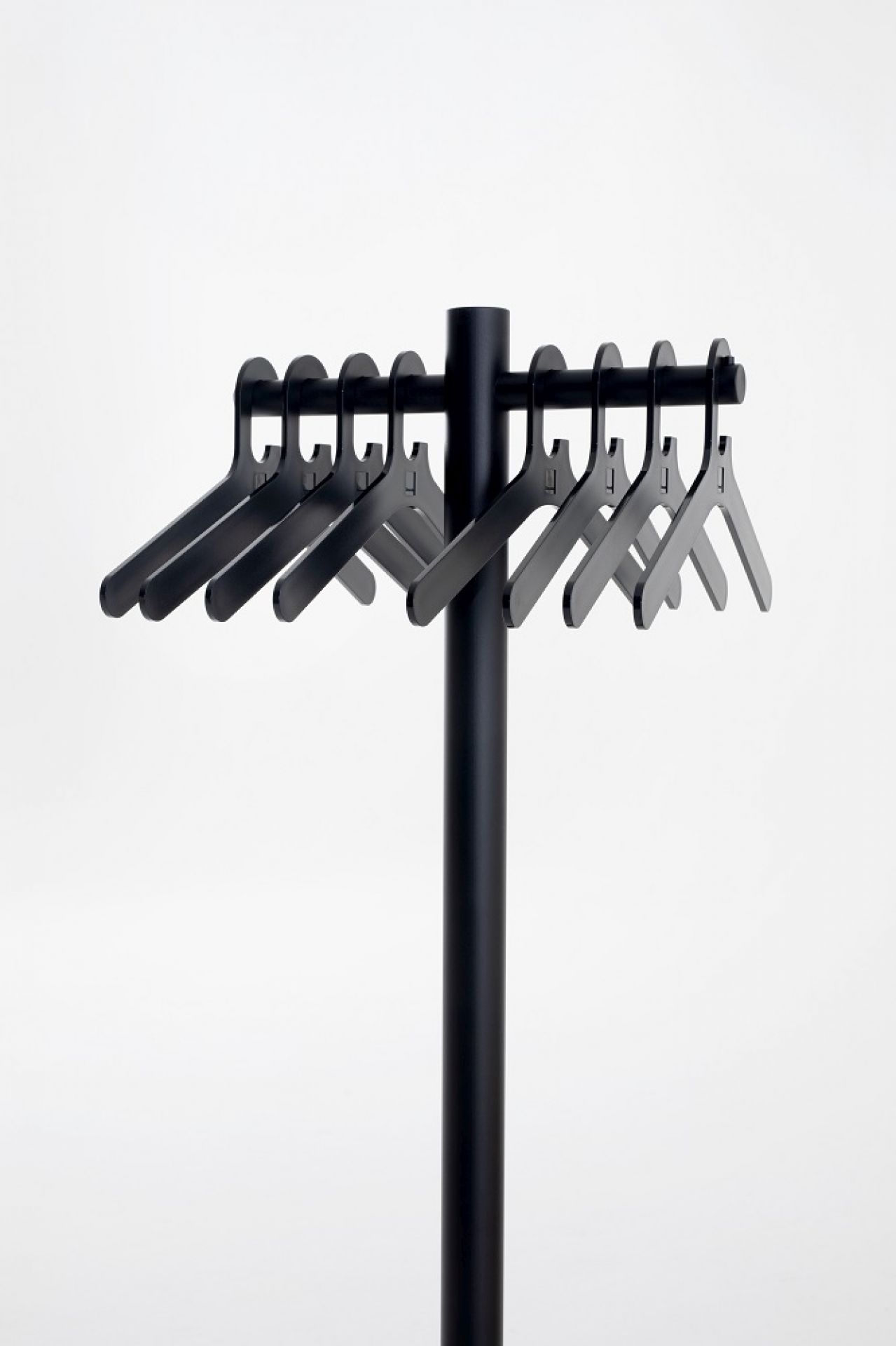 Schwarzer Cascando Pole Garderobenständer mit mehreren Kleiderbügeln an einer zentralen Stange für Büro und Zuhause.