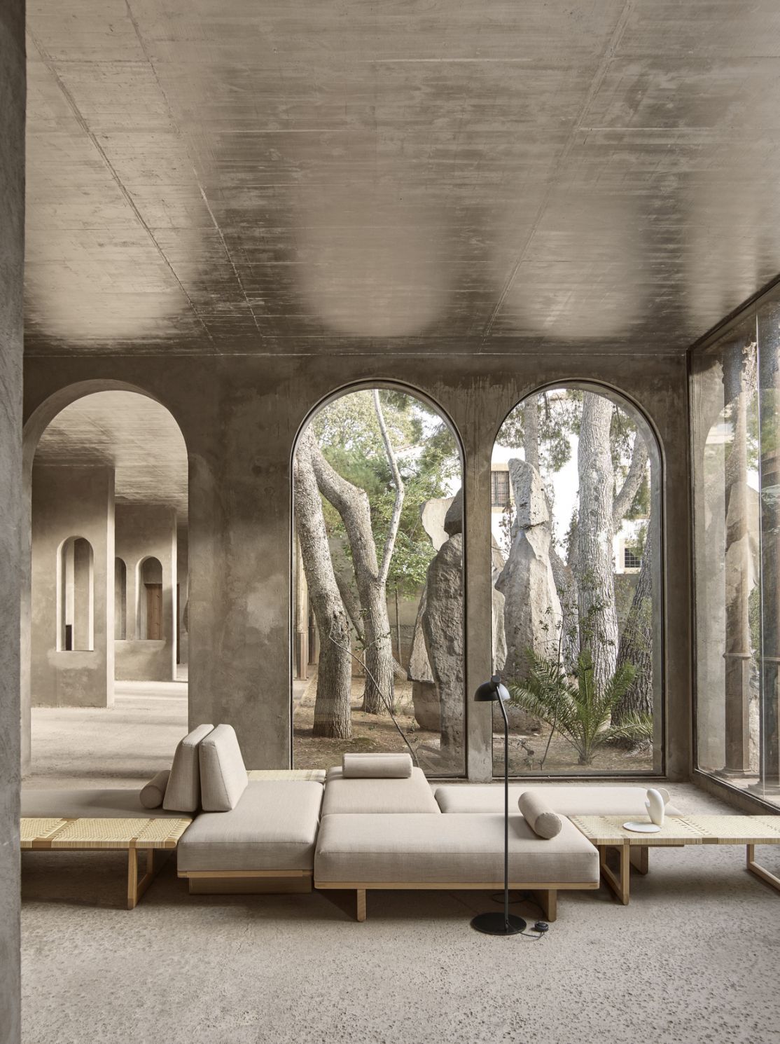 Moderne MO320 Stehleuchte von Carl Hansen & Søn in Weiß neben einem Sofa.