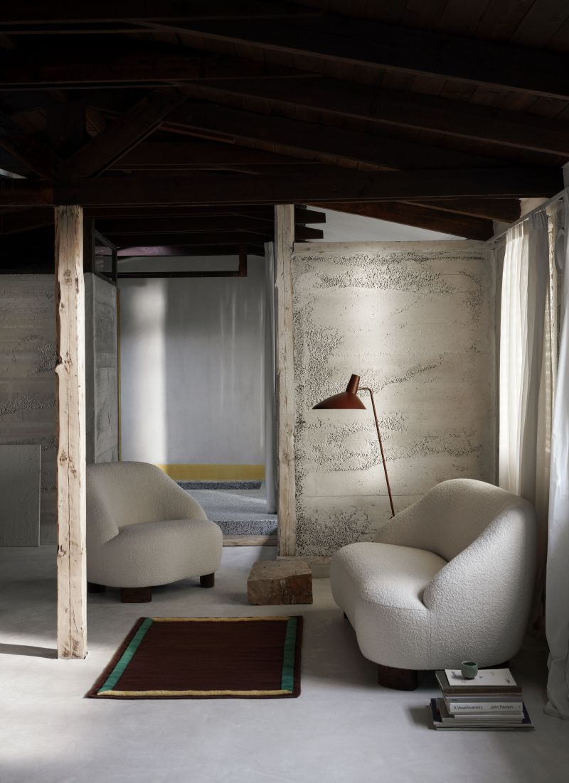 AndTradition Margas LC3 Sessel in Bouclé-Optik, modernes Design für Wohnzimmer und Lounge-Bereich.