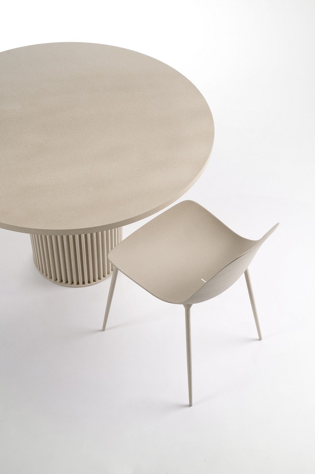 Heller runder Hercle Tisch mit geriffeltem Sockel und passendem Stuhl für Indoor/Outdoor.